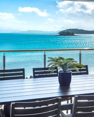 Edge 5 Oceanfront 3-Bedroom Apartment - Featuring an Infinity Pool, Spa Bath, Buggy and Valet Service