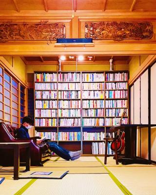 泊まれる図書館 寄処 -yosuga-