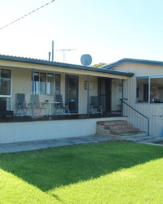 The Beach Shack - OCEAN VIEWS, CLOSE TO THE BEACH