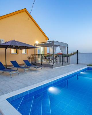 Villa Family and Friends private heated pool with jacuzzi