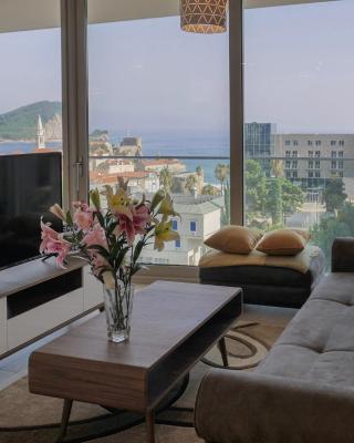 Superior one bedroom apartment with Sea & Old Town view
