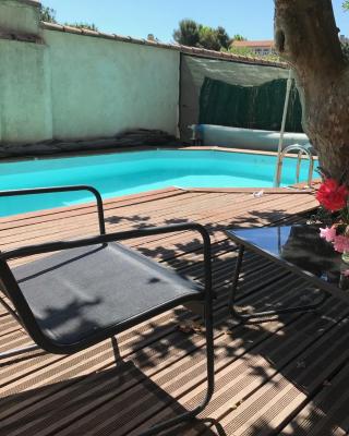 Chambre climatisée avec sdb privée dans une villa avec piscine ouverte d'avril à mi octobre