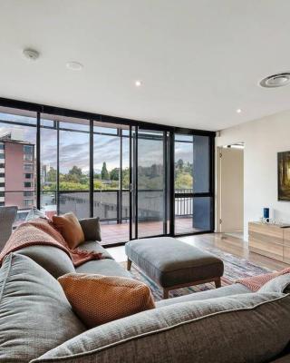 Sub Penthouse Luxe suit, CBD, secure parking,