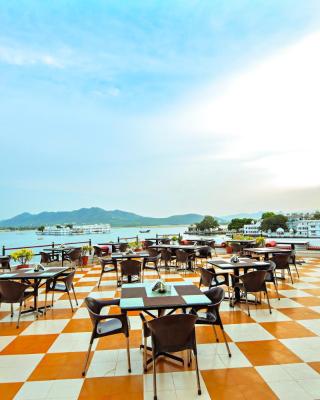 Hotel Devraj Niwas on Lake Pichola