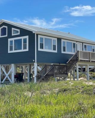 Dog Friendly Cottage just steps to beach / Outdoor living & dining room / Tons of Amenities / Book Now!