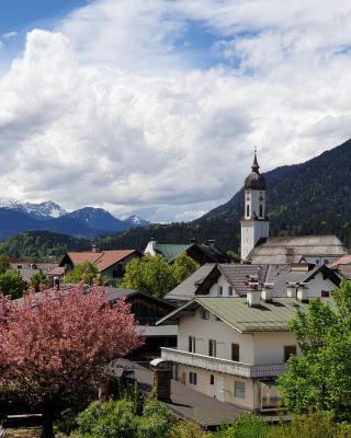 Bunter Hirsch Ferienwohnung im Garmischer Zentrum