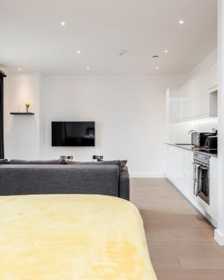 Luxury Studio Apartment St Albans - Free Parking with Amaryllis Apartments