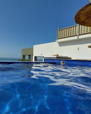 Maison de plage avec piscine et vue sur mer