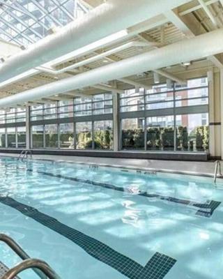 Lovely one-bedroom apartment with swiming pool, hot-tube and gym in central location