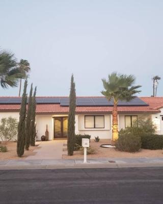 Beautiful Palm Springs Home large private yard