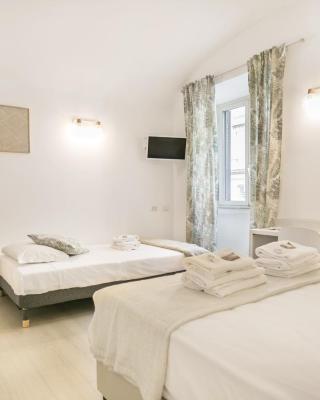 White Candia Guesthouse