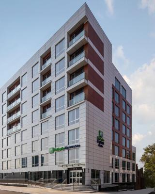 Holiday Inn Express & Suites Woodside LaGuardia Airport