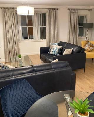 GS - Luxury, modern town centre, 2 beds, free parking for one vehicle