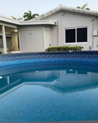 SuperVilla - 3BR/2BA - Pool - Walk to beach