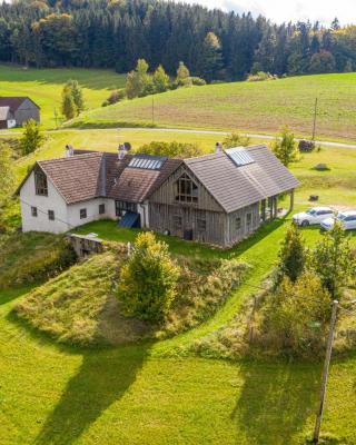 WALD-LAND-HOF Schloss Rosenau