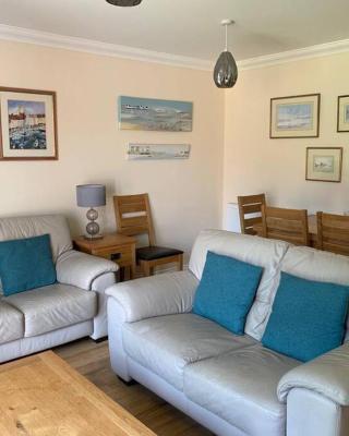 Cheerful 3 bedroom home close to beach and High St