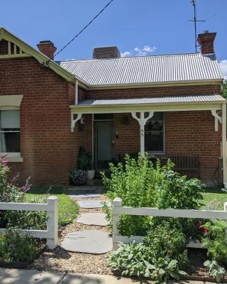 Cute cottage walking distance to CBD