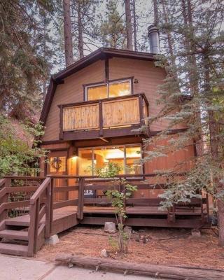 Summit Happy Cabin with HOT TUB! HIGH SPEED EV HOOKUP, CLOSE TO SLOPES