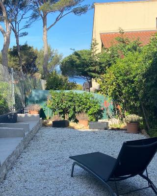 Logement entier T2 climatisé, parking gratuit, jardin, mer