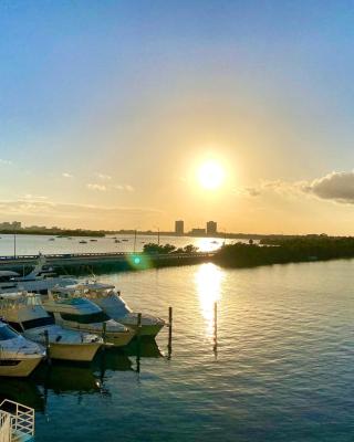 Modern waterfront apartment with free parking 5 mins drive to Miami Beach