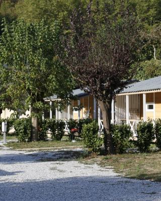 Camping Le Jardin 3 étoiles - chalets, bungalows et emplacements nus pour des vacances nature le long de la rivière le Gijou