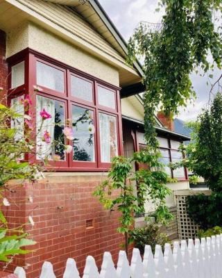 Warwick St Retreat! 3 Bedroom House With Parking