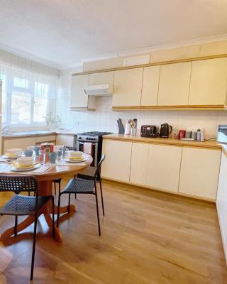 3 bed duplex flat, free WIFI & Netflix, Ideal for contractors