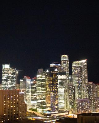 Downtown High-rise Condo- CN Tower View