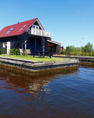 Het Schiphuis met privé haven