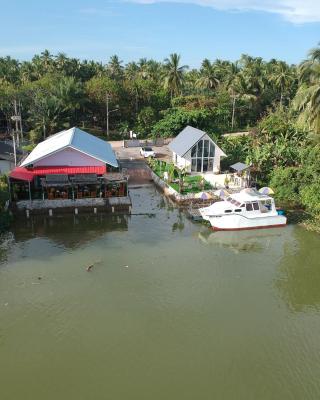 Boat house marina restaraunt and homestay
