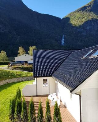 Cheerful 4-bedroom home with fireplace, 1,5km from Flåm center