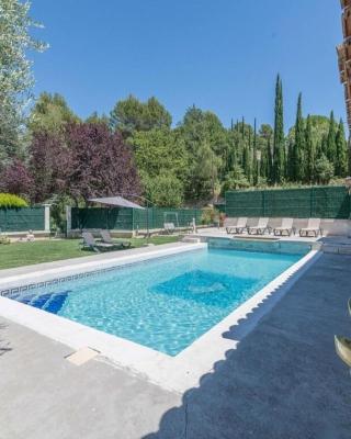 Superb house with pool near the Luberon