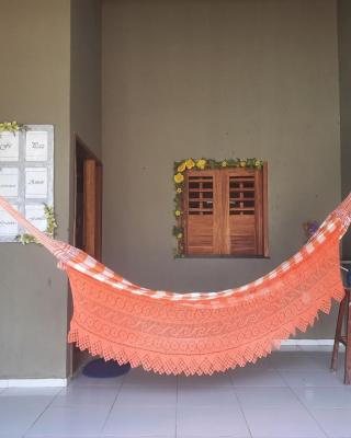 Linda casa com 2 quartos, um com ar e outro com ventilador, e garagem