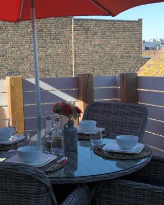 THE ROOFTOP - a trendy new apartment with airconditioning, large terrace & free parking