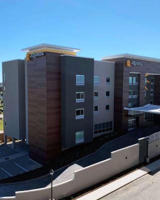 La Quinta Inn & Suites by Wyndham Galveston North at I-45