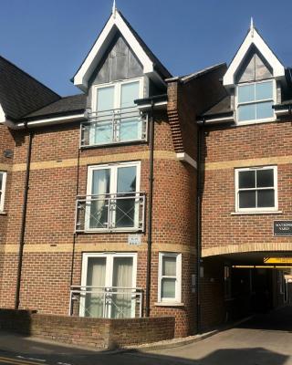 Central 2 Bed, 2 Bathrooms, Ground Floor Apartment with Parking