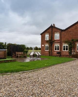 Welsh Cottage with Hot Tub - Jubilee House