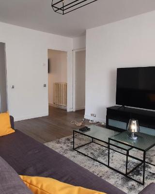 Appartement entier indépendant au dessus de villa, poêle à bois tres chaleureux , wi fi parking gratuit proche plage et centre ville