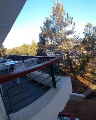 Hermoso Dpto entre bosque y piscina.