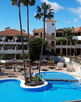 Apartment with pool and gardens near the coast