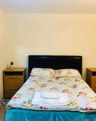 Private room 4-5 minutes drive to Luton Airport