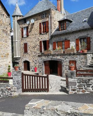 Maison typique pleine de charme Peyrusse Cantal