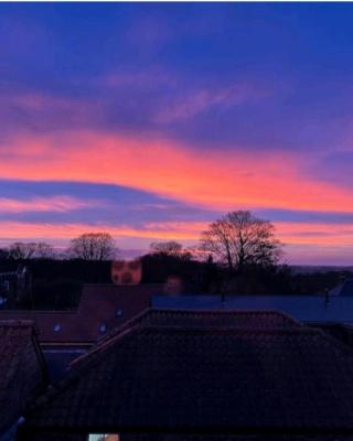 Sunset View, 2 bedrooms in the heart of Holt with parking