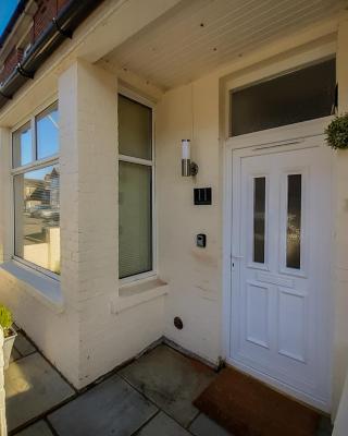 Welcoming 4 Bed Holiday Home in Eastbourne