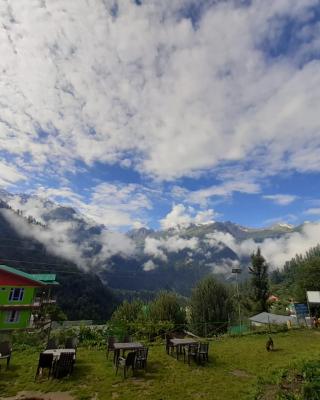 Shiva mountain guest house & Cafe