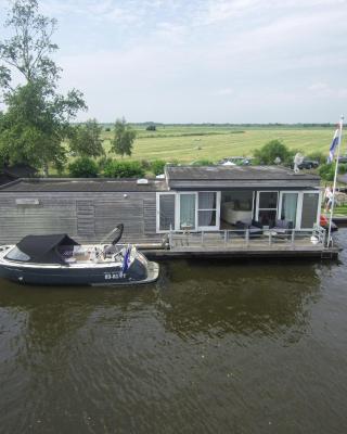 Luxe woonboot unieke locatie Friesland Âlde Feanen