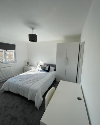 Double room with private bathroom in Basingstoke