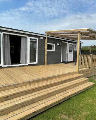 Polderhuisje 1 - Heerlijk chalet met overkapt terras en 2 slaapkamers - max 4 pers - 3 km van Noordzee - locatie op camping 1