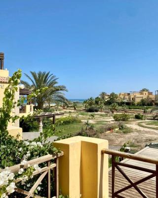 A sea view spacious cheering 5 bedroom villa Ain Sokhna "Ain Bay" فيلا كاملة للإيجار قرية العين باي