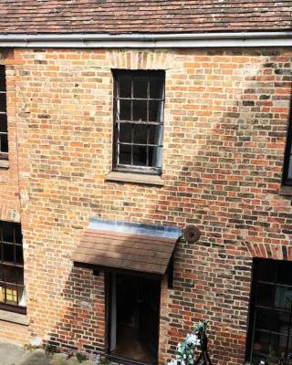 Charming Cottage, Central Taunton.